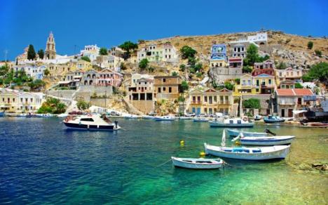 Mergeţi în vacanţă la greci? Nu vă bazaţi pe carduri, asiguraţi-vă cash suficient!