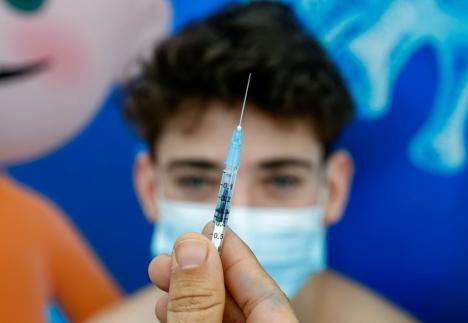 Adolescenţii cu vârste între 12 şi 15 ani se pot vaccina cu Pfizer (VIDEO)