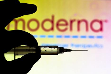 Compania Moderna anunţă că vaccinul anti-Covid pe care-l dezvoltă arată o eficienţă de aproape 95%