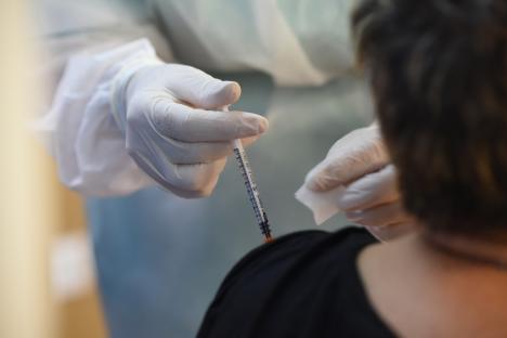 Unde în Bihor se administrează noul vaccin anti-Covid, eficient împotriva mai multor variante ale virusului 