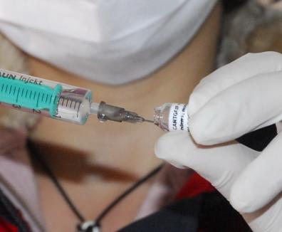 DSP Bihor cheamă medicii şcolari şi medicii de familie să ridice vaccinurile pentru elevi