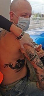 Un orădean şi-a tatuat 'Covid-19' pe braţ, ca amintire din pandemie. A primit și vaccinul în aceeaşi mână (FOTO)