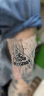 Un orădean şi-a tatuat 'Covid-19' pe braţ, ca amintire din pandemie. A primit și vaccinul în aceeaşi mână (FOTO)