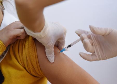 Procentul de vaccinare în Bihor, raportat la populaţia eligibilă, sub 30%. Unde ne situăm în topul pe ţară (DOCUMENT)