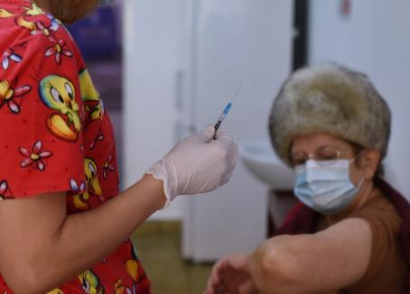 3 cabinete noi de vaccinare anti-Covid în Bihor, cu serul Moderna. Cine se poate programa
