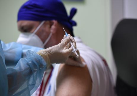 Peste 100 de noi cazuri de infecţie cu Covid-19, descoperite în Bihor. S-au făcut 555 de vaccinări