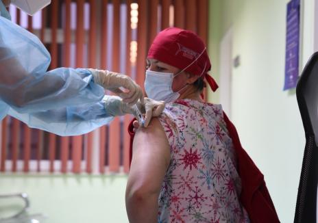 Covid în Bihor: Două decese, 74 de îmbolnăviri, dar şi aproape 100 de vindecări. S-au administrat încă 1.000 de vaccinuri