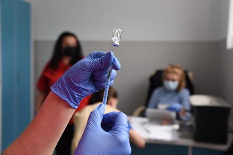 Câţi români s-au îmbolnăvit de Covid după ce s-au vaccinat, inclusiv cu ambele doze. Analiză INSP