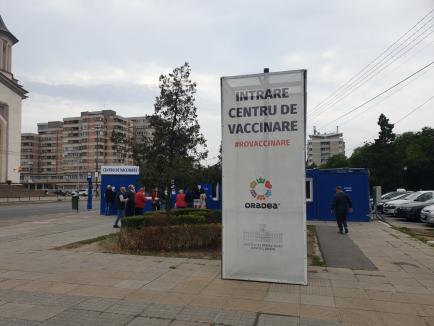 Cozi la vaccinarea anti-Covid, în Oradea: centrul din Piața Gojdu a vaccinat în două ore cât într-o zi, inclusiv cu doza 3 (FOTO / VIDEO)