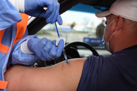 Vaccinare la liber! De acum, bihorenii se pot vaccina fără programare, chiar și din mașină, dar nu toți se grăbesc (FOTO)