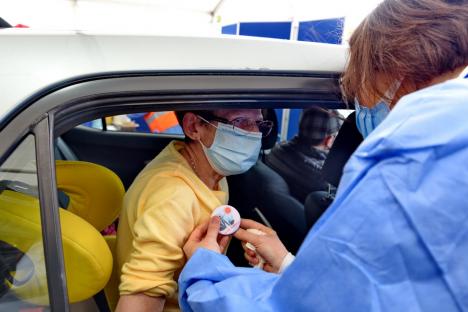 Vaccinare la liber! De acum, bihorenii se pot vaccina fără programare, chiar și din mașină, dar nu toți se grăbesc (FOTO)