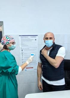 Prefectul de Bihor, Dumitru Ţiplea, s-a vaccinat anti-Covid (FOTO)
