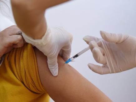 De ce unii dascăli lasă vaccinarea pe toamnă