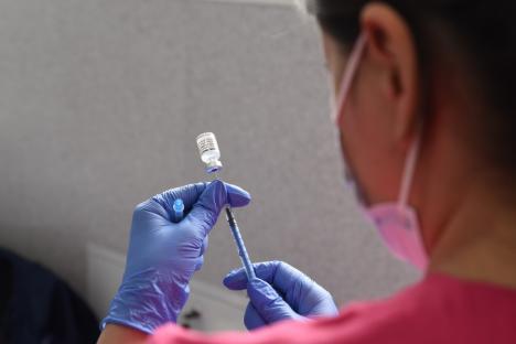Firma orădeană Valtryp își stimulează financiar angajații ca să se vaccineze anti-Covid. O echipă mobilă a imunizat vineri o cincime din salariați (FOTO / VIDEO)