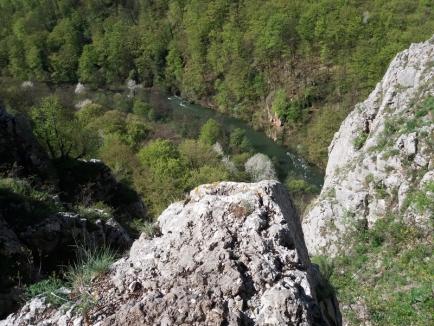 Vremea aventurii: Iubitorii muntelui, provocaţi la trasee de via ferrata, să facă rafting pe Crişul Repede și să viziteze peșteri unice în Bihor (FOTO)
