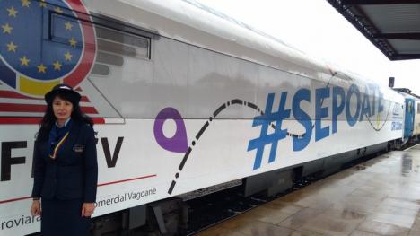 România pe invers: Sindicaliştii din CFR au modernizat pe banii lor un vagon, ca să arate că #SePoate, dar firma de stat a adus trenul la Oradea cu întârziere de o oră! (FOTO)