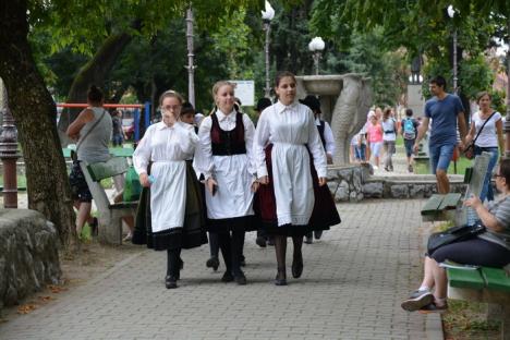 Valea Ierului, la Oradea: Prima zi a Carnavalului Florilor a adus meşteri şi comercianţi unguri în centrul oraşului (FOTO/VIDEO)