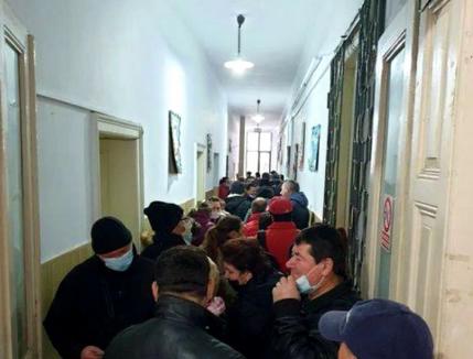 Înghesuiţi pentru şomaj: Zeci de bihoreni concediaţi s-au îmbulzit pe coridorul Primăriei Valea lui Mihai