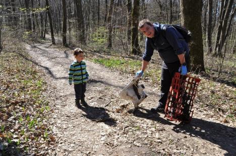 Ecologizare în Valea Roșie: 50 de voluntari au adunat PET-uri, sticle, roţi de bicicletă şi scutece aruncate în aria protejată (FOTO)
