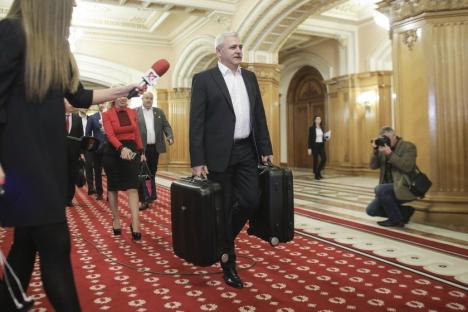 Reacția lui Dragnea la #Teleormanleaks: A apărut în Parlament cu două valize în mâini și l-a atacat pe Iohannis (FOTO)