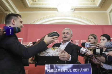 Reacția lui Dragnea la #Teleormanleaks: A apărut în Parlament cu două valize în mâini și l-a atacat pe Iohannis (FOTO)