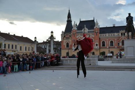 Dansul uriaşilor: Actori pe picioroange au valsat în Piaţa Unirii (FOTO/VIDEO)