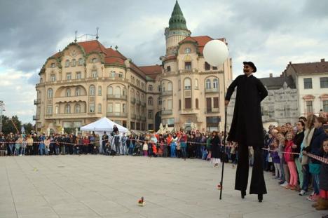 Dansul uriaşilor: Actori pe picioroange au valsat în Piaţa Unirii (FOTO/VIDEO)