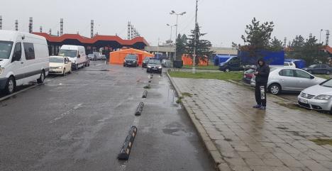 Nelinişte în Vama Borş: Românii care vin din Italia ar vrea să meargă acasă, autorităţile îi trimit în carantină. Cinci corturi amenajate, pentru trierea „italienilor” (FOTO / VIDEO)