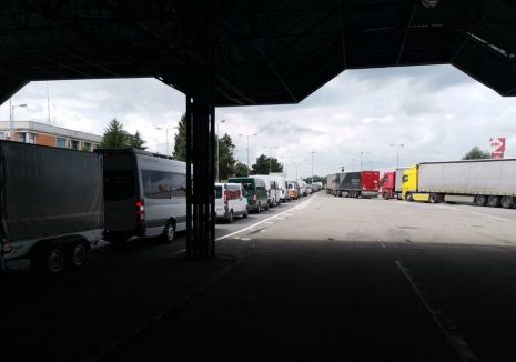 Aglomeraţie la frontiera Borş: Peste 100 de minute de aşteptare (VIDEO)