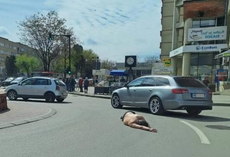„Van Damme” a făcut-o din nou! S-a întins pe şosea, într-un sens giratoriu din Alba Iulia