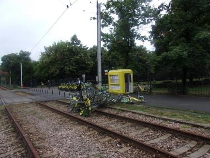 Atac la biciclete: Vandalii au dat cu biţele I’velo de liniile de tramvai (FOTO)