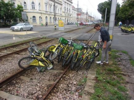 Atac la biciclete: Vandalii au dat cu biţele I’velo de liniile de tramvai (FOTO)