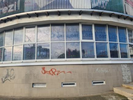 Mesaje violente împotriva comunității LGBT, pe o clădire din Oradea (FOTO)
