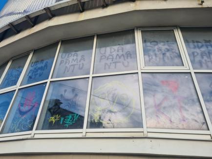 Mesaje violente împotriva comunității LGBT, pe o clădire din Oradea (FOTO)