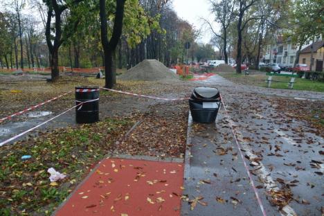 Ne enervează: Pista artificială pentru alergat din parcul Brătianu a fost vandalizată încă înainte de a fi gata (FOTO)