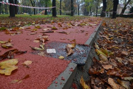 Ne enervează: Pista artificială pentru alergat din parcul Brătianu a fost vandalizată încă înainte de a fi gata (FOTO)