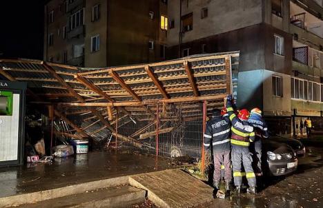 Vântul face ravagii în Bihor: Copaci căzuţi pe şosea, acoperişul unui bloc din Aleşd a fost smuls de rafale, 3 maşini au fost avariate (FOTO / VIDEO)