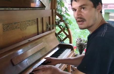 Pianistul în şlapi: Un spălător de vase din Oradea impresionează internetul cu talentul său (VIDEO)