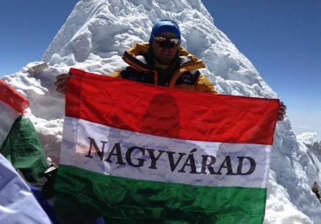Autonomist în vârf de munte: Un alpinist orădean s-a pozat în Himalaya cu steagul Ungariei inscripţionat „Nagyvárad” (FOTO/VIDEO)
