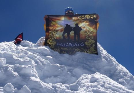 Autonomist în vârf de munte: Un alpinist orădean s-a pozat în Himalaya cu steagul Ungariei inscripţionat „Nagyvárad” (FOTO/VIDEO)