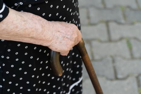 Atenție! În Oradea acționează escroci care se dau angajați ai Casei de Pensii și cer bani bătrânilor pentru recalcularea pensiilor