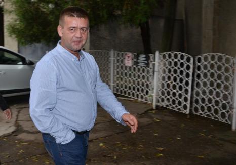 Prim-procurorul suspendat al Parchetului Bihor, Vasile Popa, ar putea scăpa din arestul la domiciliu. Curtea de Apel îl vrea sub control judiciar