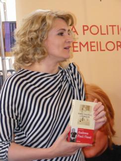 După Boc, hop şi consiliera lui: Andreea Vass şi-a lansat la Oradea cartea despre femeile din politică (FOTO)
