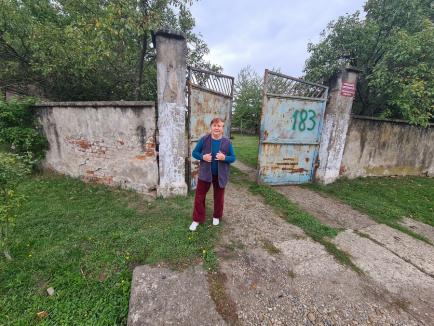 Vecini de coşmar! Se întâmplă în Bihor: nu pot intra în propria casă decât trecând gardul cu scara (FOTO / VIDEO)