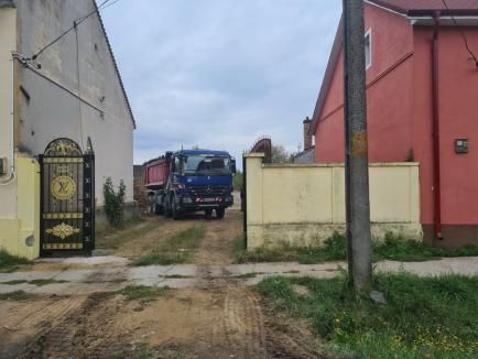 Vecini de coşmar! Se întâmplă în Bihor: nu pot intra în propria casă decât trecând gardul cu scara (FOTO / VIDEO)