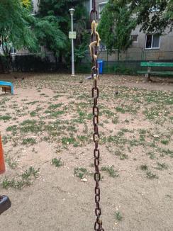 Ne enervează: Vecinii de coșmar care alungă copiii din locurile de joacă de pe strada Moldovei (FOTO)