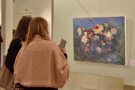 O artistă cu studio la New York expune la Muzeul Ţării Crişurilor din Oradea. 'Dor' este prima ei expoziţie în România (FOTO)