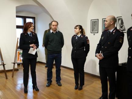 Pompier cu pensulă: o tânără angajată a ISU Crișana și-a prezentat expoziția „Translucid” (FOTO)