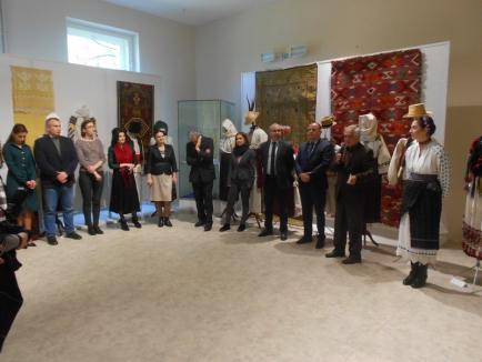 'Ştim să respectăm ceea ce este frumos!'. Expoziţia etnografică Basarabia-Crişana a fost deschisă la Muzeul Ţării Crişurilor (FOTO)