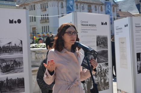 Nepoata lui Traian Moșoiu, la expoziția dedicată generalului, în Piața Unirii: „Atenție, Bucureștiule! Oradea știe să își comemoreze eroii” (FOTO)